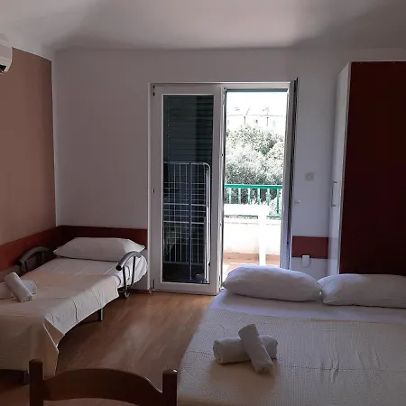 Apartment Maslina Mit Pool Und Garten Nahe Am