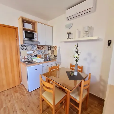 Maslina Mit Pool Und Garten Nahe Am Тучепи