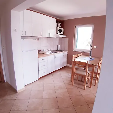 Maslina Mit Pool Und Garten Nahe Am Тучепи