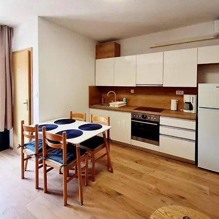 Апартаменты Maslina Mit Pool Und Garten Nahe Am Тучепи