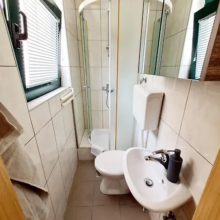 Maslina Mit Pool Und Garten Nahe Am Тучепи