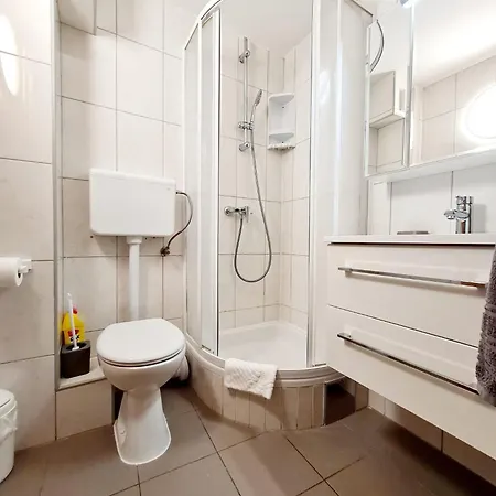 Apartment Maslina Mit Pool Und Garten Nahe Am