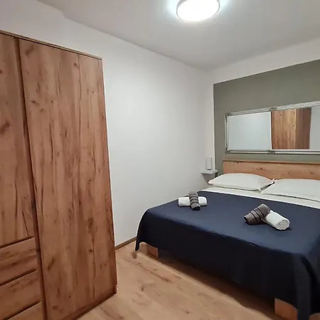 Maslina Mit Pool Und Garten Nahe Am Тучепи