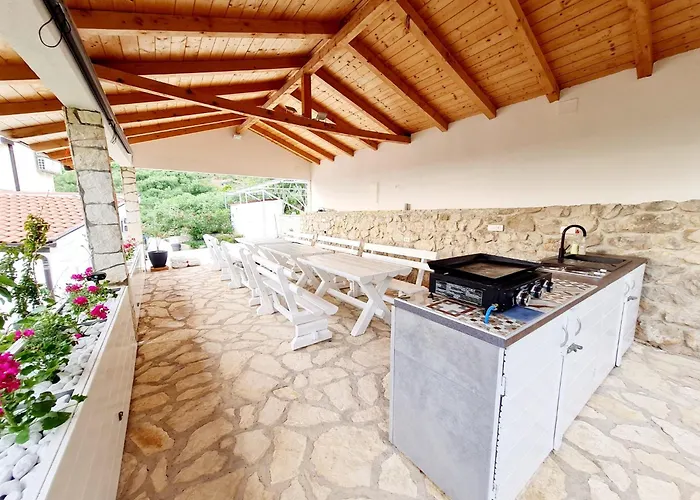 Maslina Mit Pool Und Garten Nahe Am شقة Tučepi