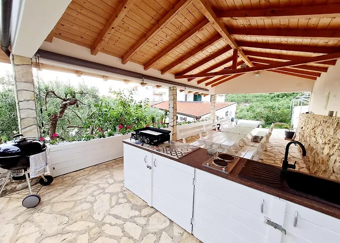 Maslina Mit Pool Und Garten Nahe Am شقة *